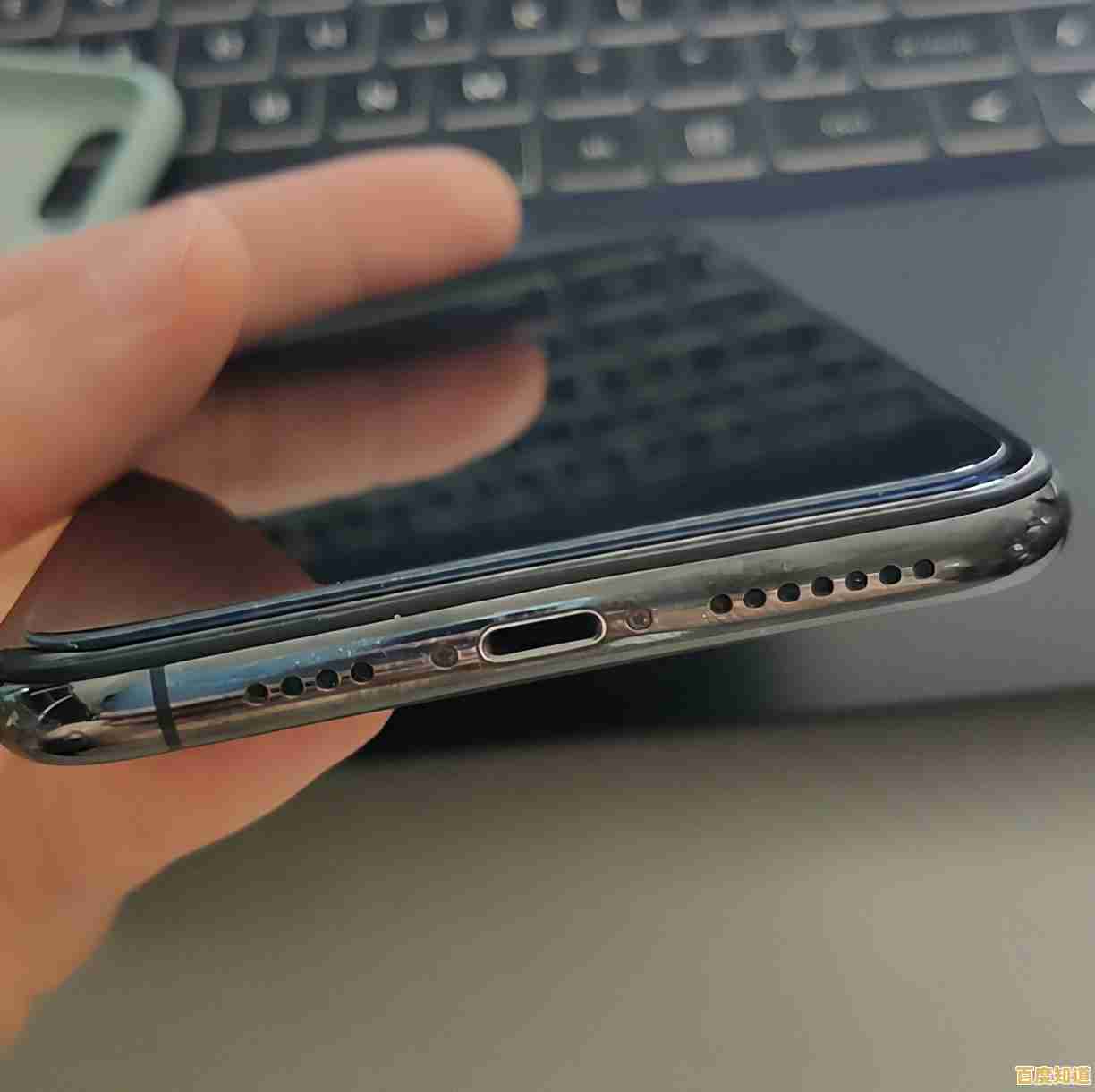 电脑主机运行但显示器无信号?教你排查黑屏故障步骤